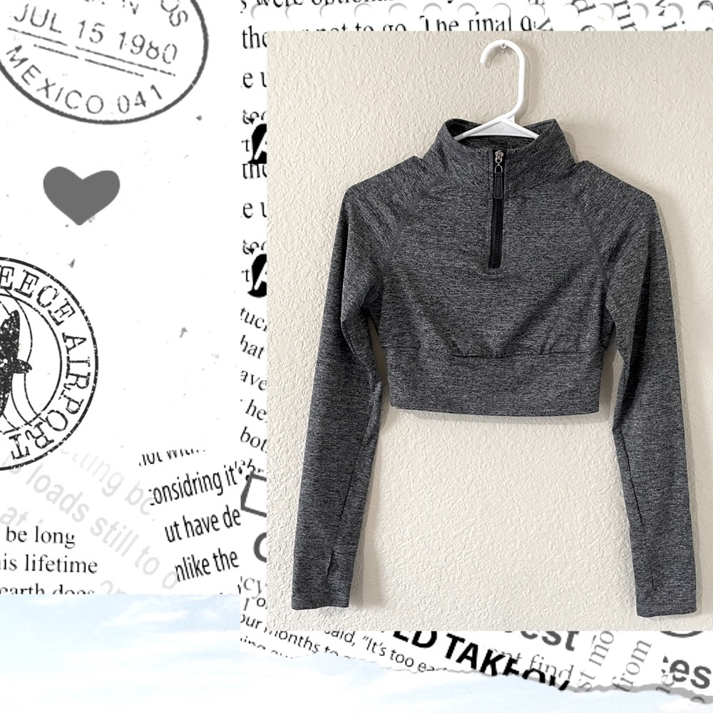 Lightweight Long-Sleeve Gym Crop Top